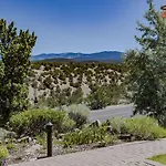 Artist Road #31, 2 Bedrooms, Sleeps 4, Wood Fireplace, WiFi, Pool Access