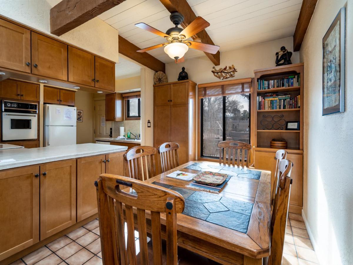 Artist Road #31, 2 Bedrooms, Sleeps 4, Wood Fireplace, Wifi, Pool Access Appartement *