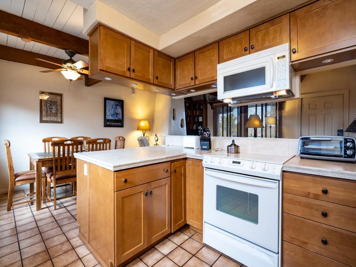 Artist Road #31, 2 Bedrooms, Sleeps 4, Wood Fireplace, Wifi, Pool Access Santa Fe