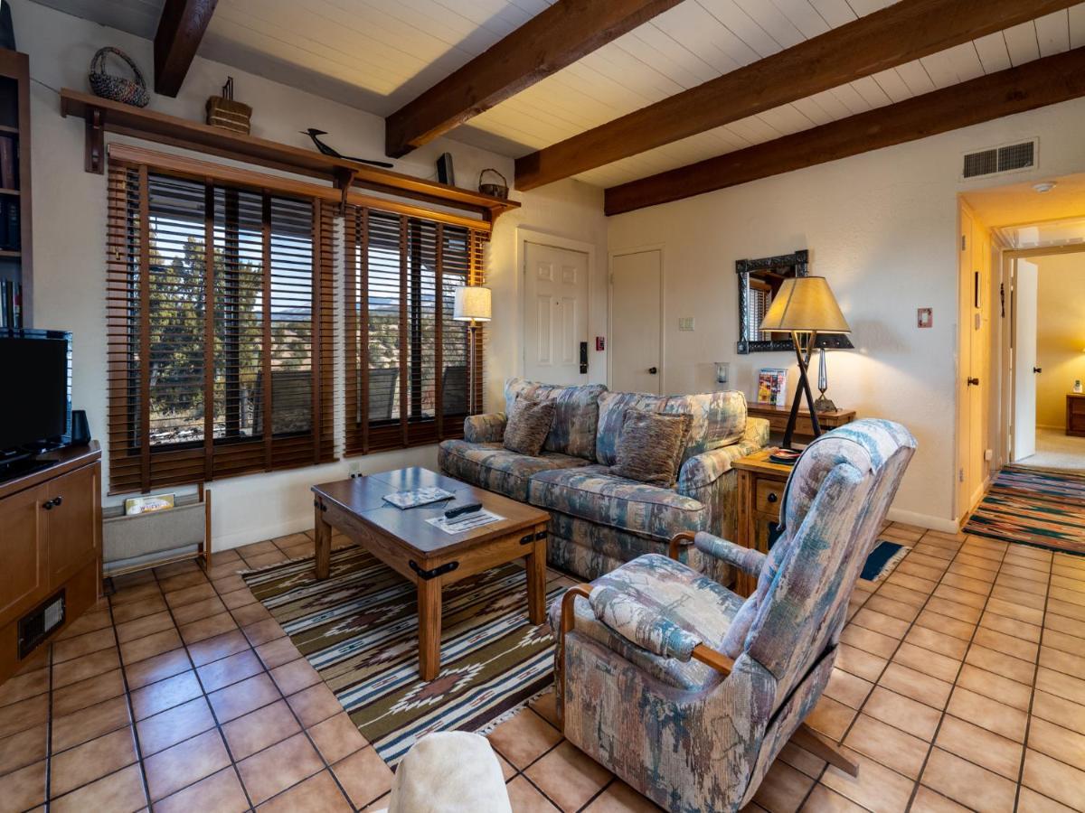 Artist Road #31, 2 Bedrooms, Sleeps 4, Wood Fireplace, Wifi, Pool Access * Santa Fe