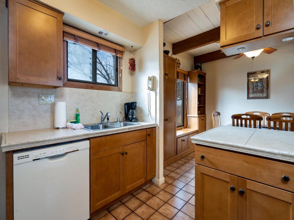 Artist Road #31, 2 Bedrooms, Sleeps 4, Wood Fireplace, Wifi, Pool Access Appartement