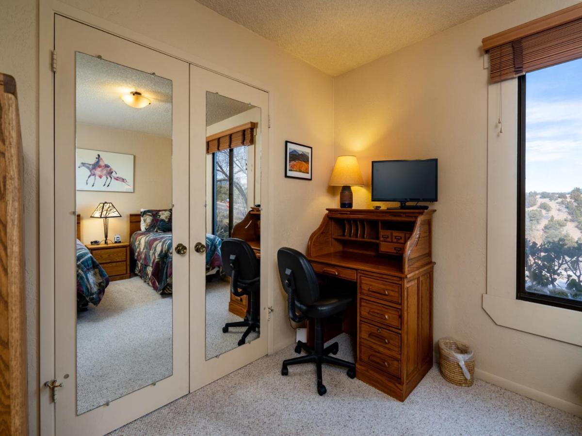 Artist Road #31, 2 Bedrooms, Sleeps 4, Wood Fireplace, Wifi, Pool Access *