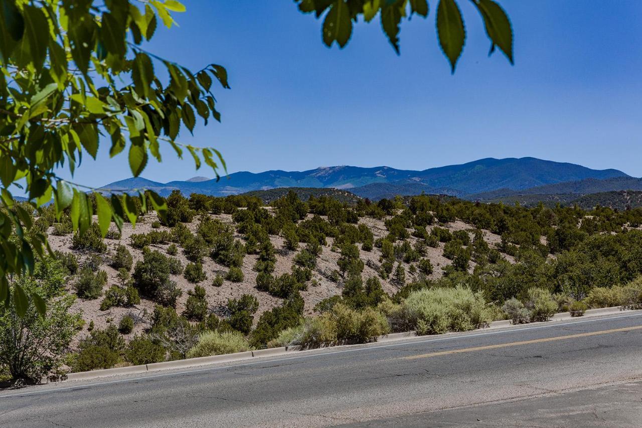 Artist Road #31, 2 Bedrooms, Sleeps 4, Wood Fireplace, Wifi, Pool Access * Santa Fe